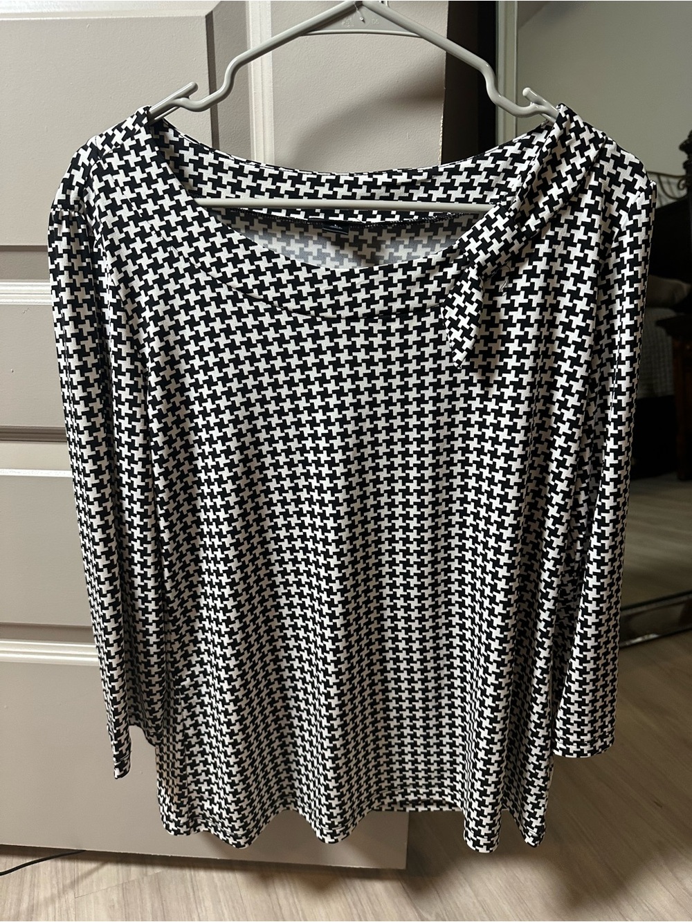 East 5th Black and White Houndstooth Long Sleeve Top